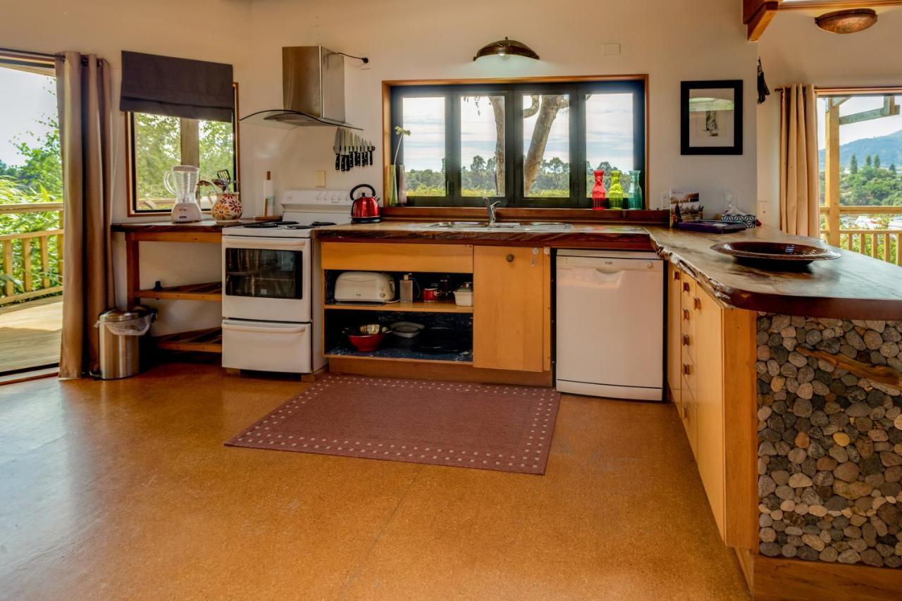 Treetop Hideaway - Taupo Holiday Home Экстерьер фото