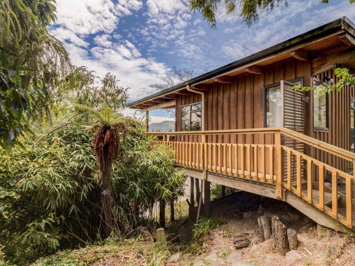 Treetop Hideaway - Taupo Holiday Home Экстерьер фото