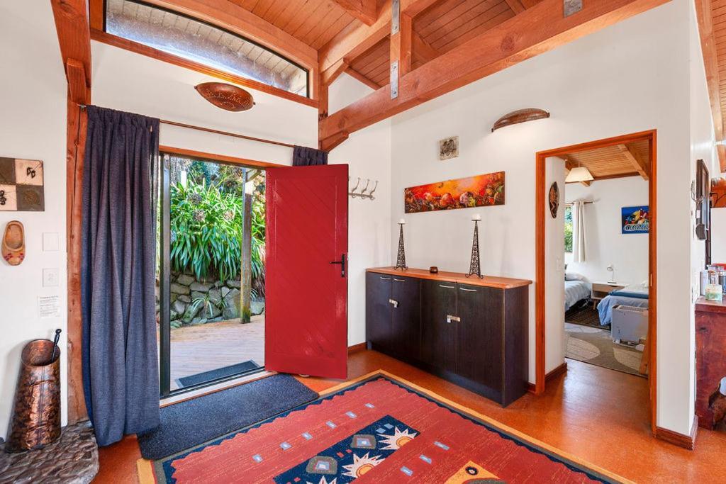 Treetop Hideaway - Taupo Holiday Home Экстерьер фото