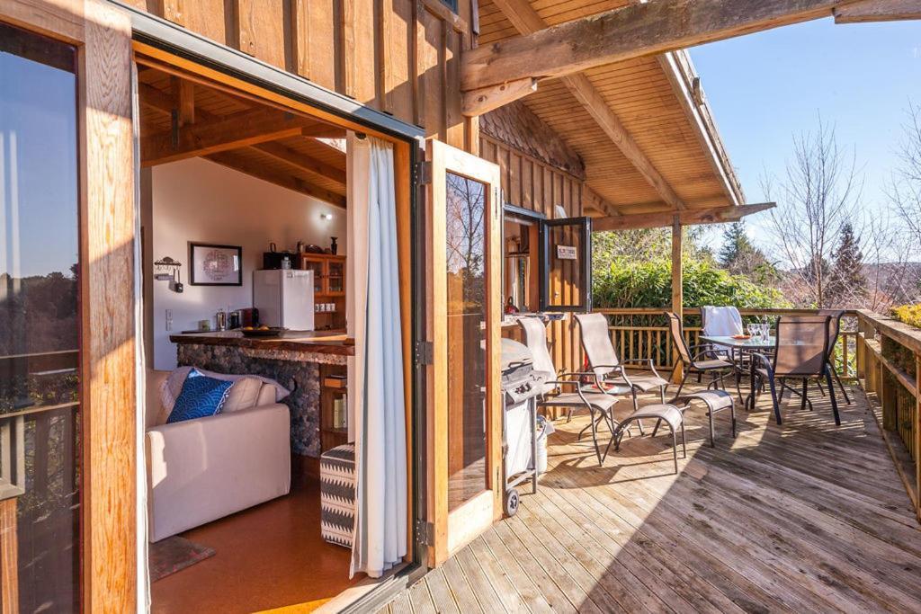 Treetop Hideaway - Taupo Holiday Home Экстерьер фото