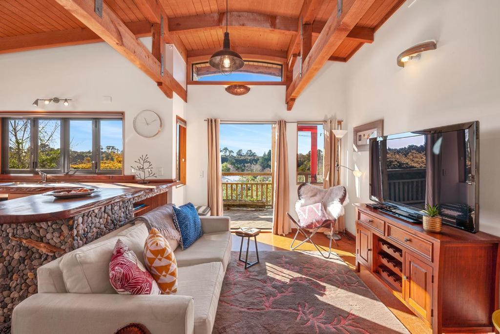 Treetop Hideaway - Taupo Holiday Home Экстерьер фото