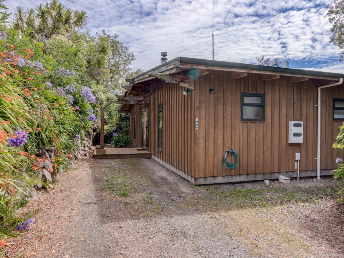 Treetop Hideaway - Taupo Holiday Home Экстерьер фото